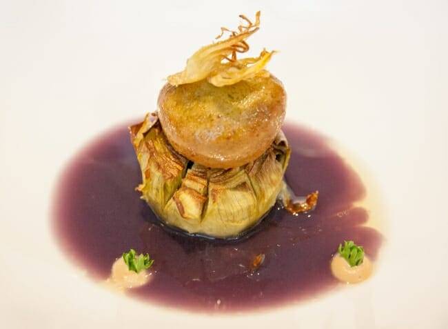 Alcachofas con jamón, crema de avellanas con pelota de ajo y perejil