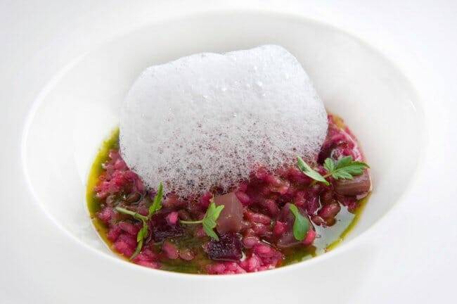 Arroz ahumado con atún rojo, remolacha, parmesano y albahaca