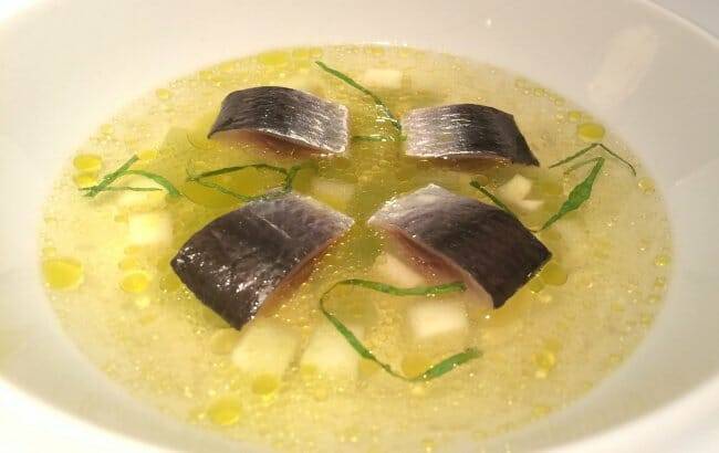Ensalá de Agua de tomate con tronchos de lechuga, pepino en almíbar y sardinas ahumadas