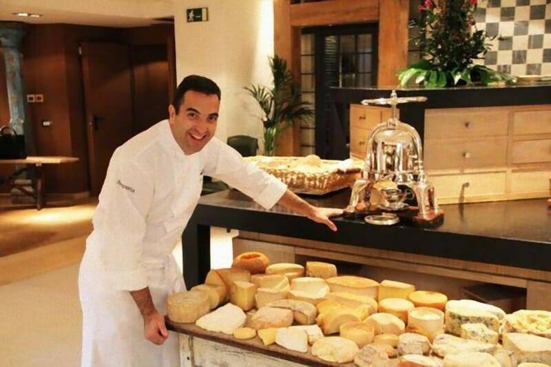 Óscar Velasco y su carro de quesos