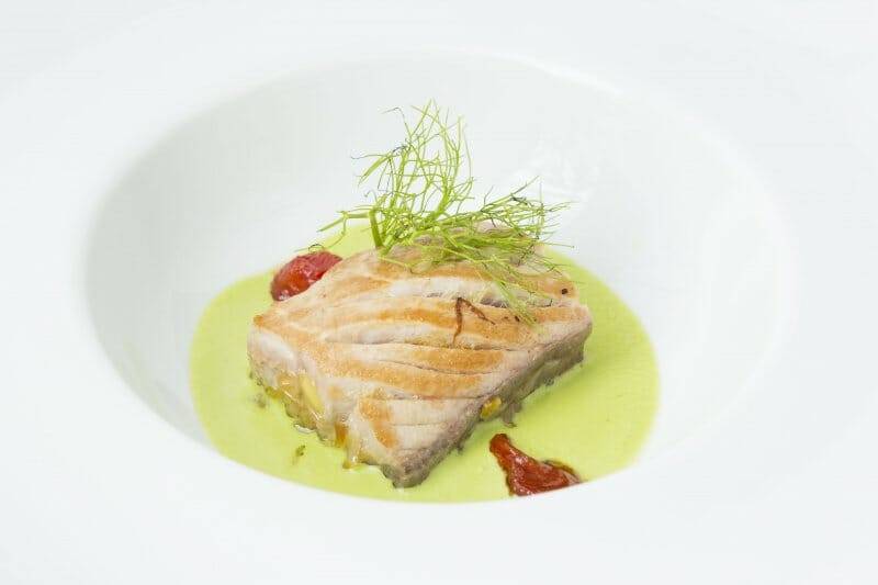 Escabeche de bonito con tomates confitados y sopa fría de lechuga Escabeche de bonito con tomates confitados y sopa fría de lechuga
