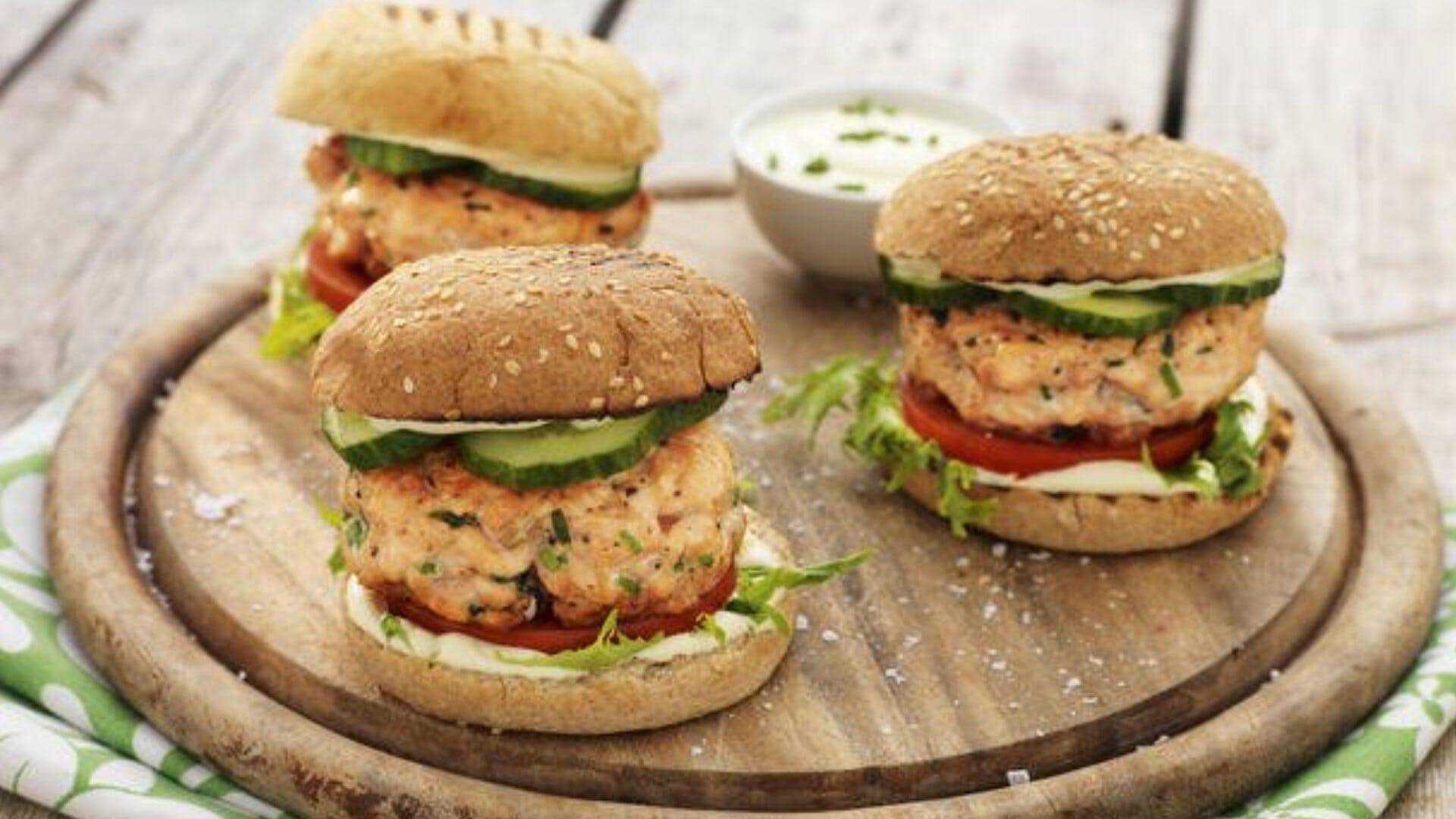 Una hamburguesa de salmón es una comida perfecta que mezcla nutrición y disfrute