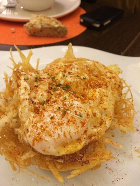 Huevos fritos sobre nido de patatas pajas Huevos fritos sobre nido de patatas pajas