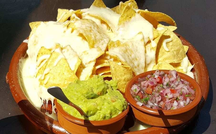 Para introducir la cebolla cruda, prueba a meterlaen un guacamole con nachos