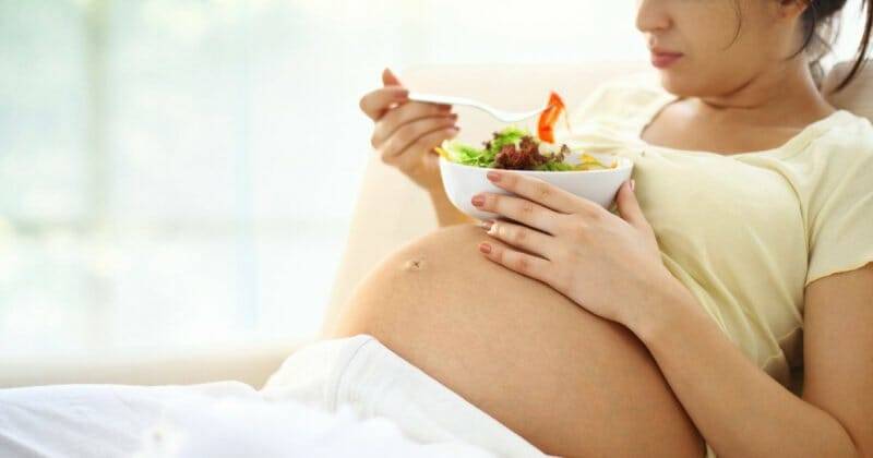Una mujer embarazada debería consumir entre 300 y 350 calorías más de lo habitual