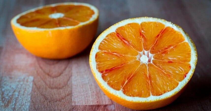 Los zumos de naranja, limón y pomelo se pueden mezclar con otras frutas que atenúen su acidez