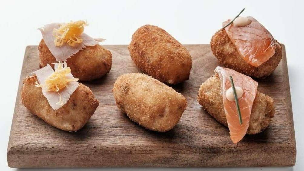 Croquetas de matanza, jamón ibérico y carabineros