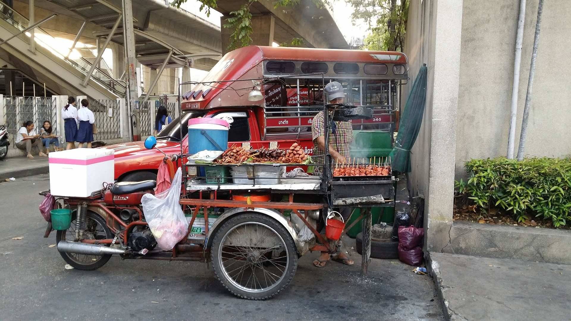 Los típicos con ruedas suelen ofertar carne espetada al estilo satay, bolsas de arroz blanco, fruta variada o som tam