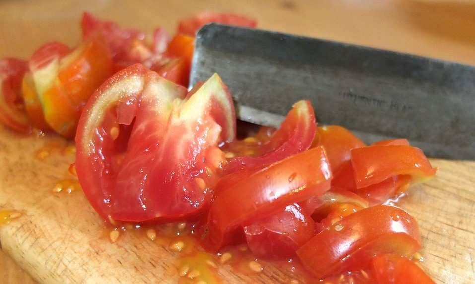 1- Lavamos y cortamos los tomates y los pimientos