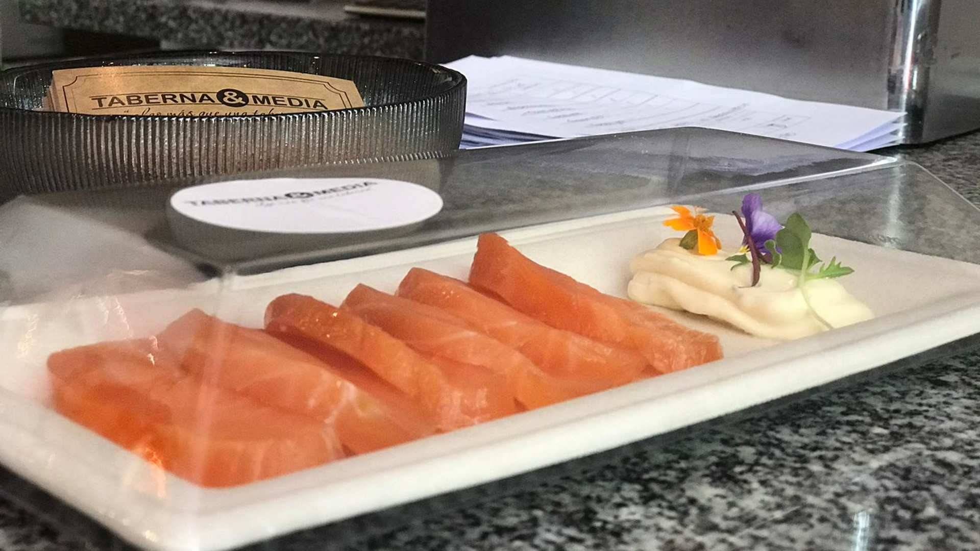 Taberna y Media te lleva sus recetas clásicas desde el Retiro a casa, listas para tomar