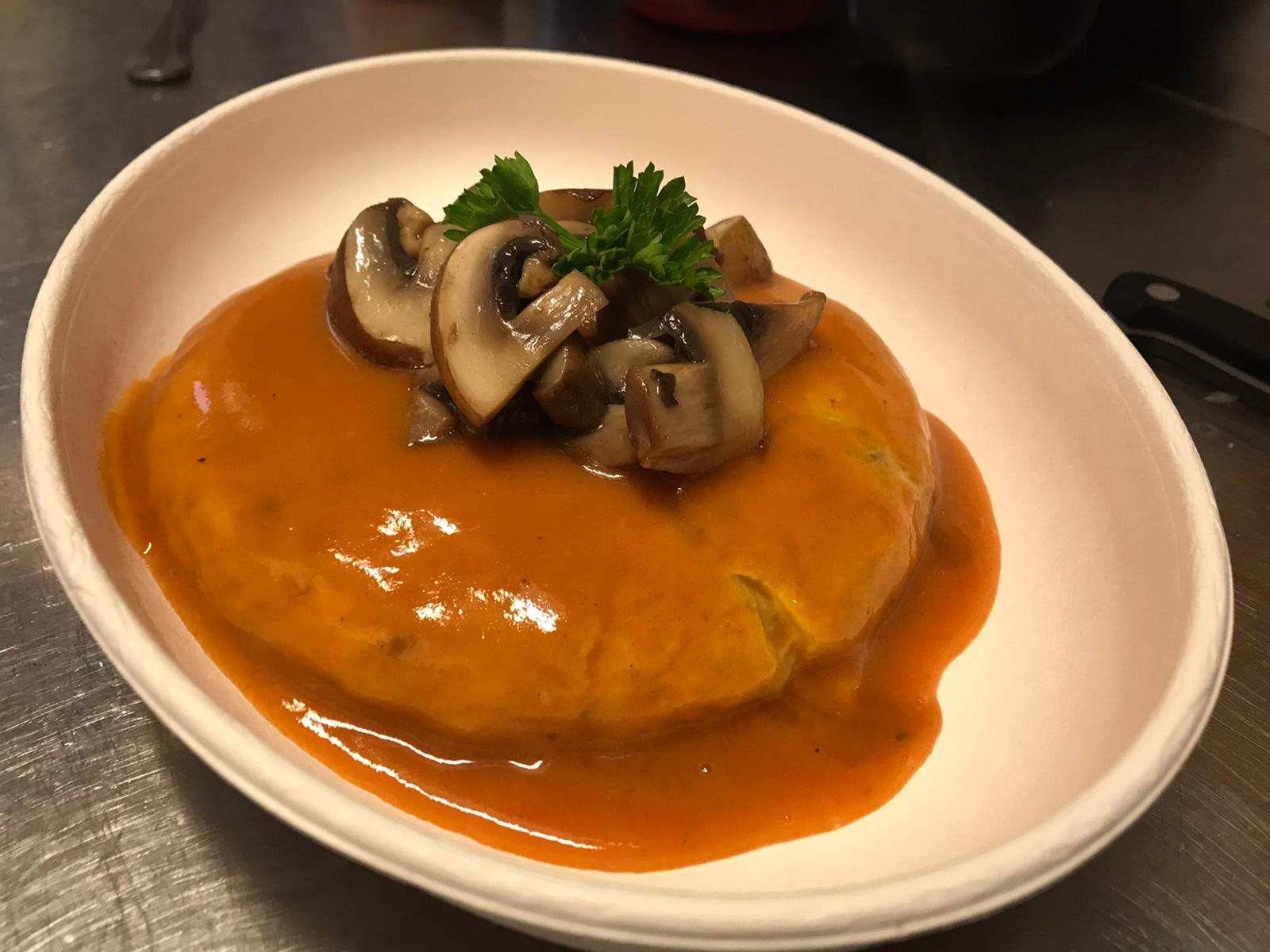 Tortilla con salsa de callos a la madrileña y portobellos salteados
