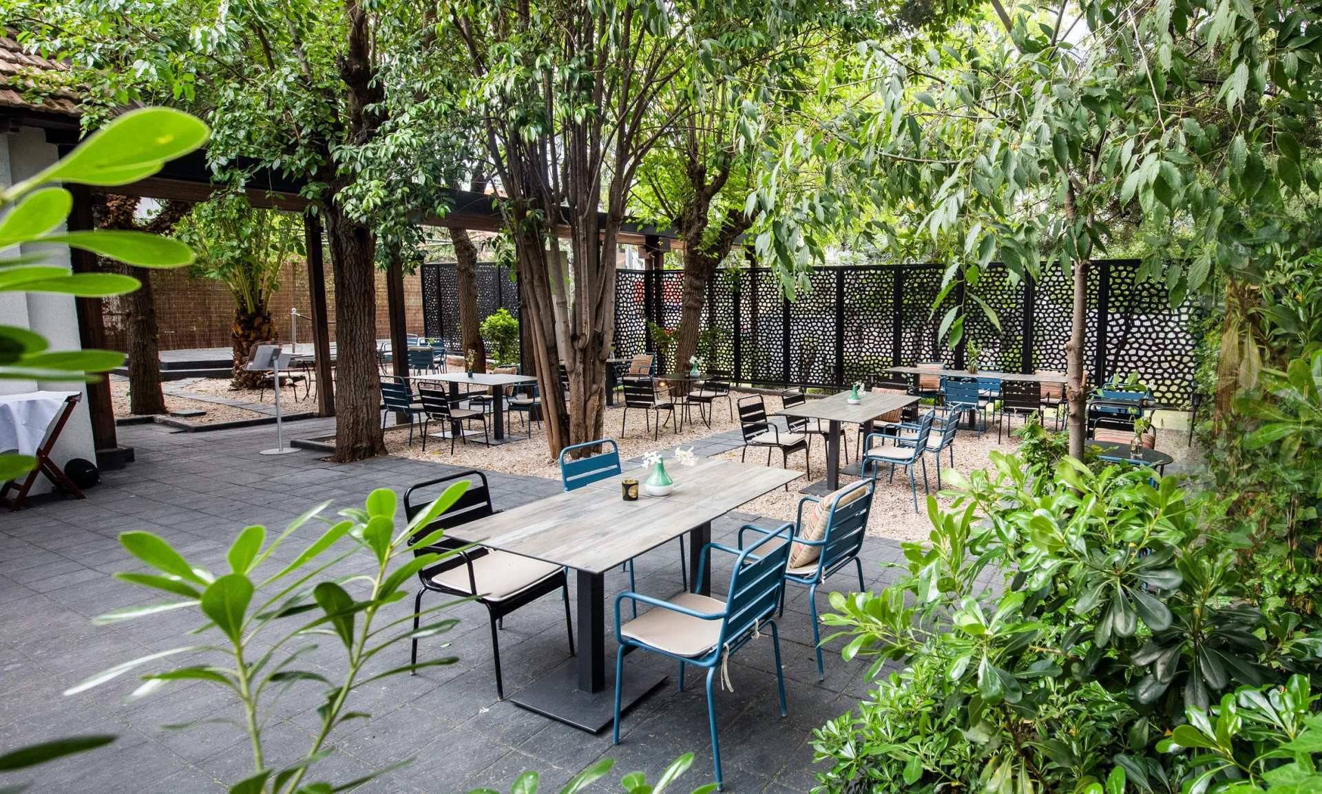 El Jardín del Alma posee una gran terraza, rodeada de vegetación, un auténtico vergel
