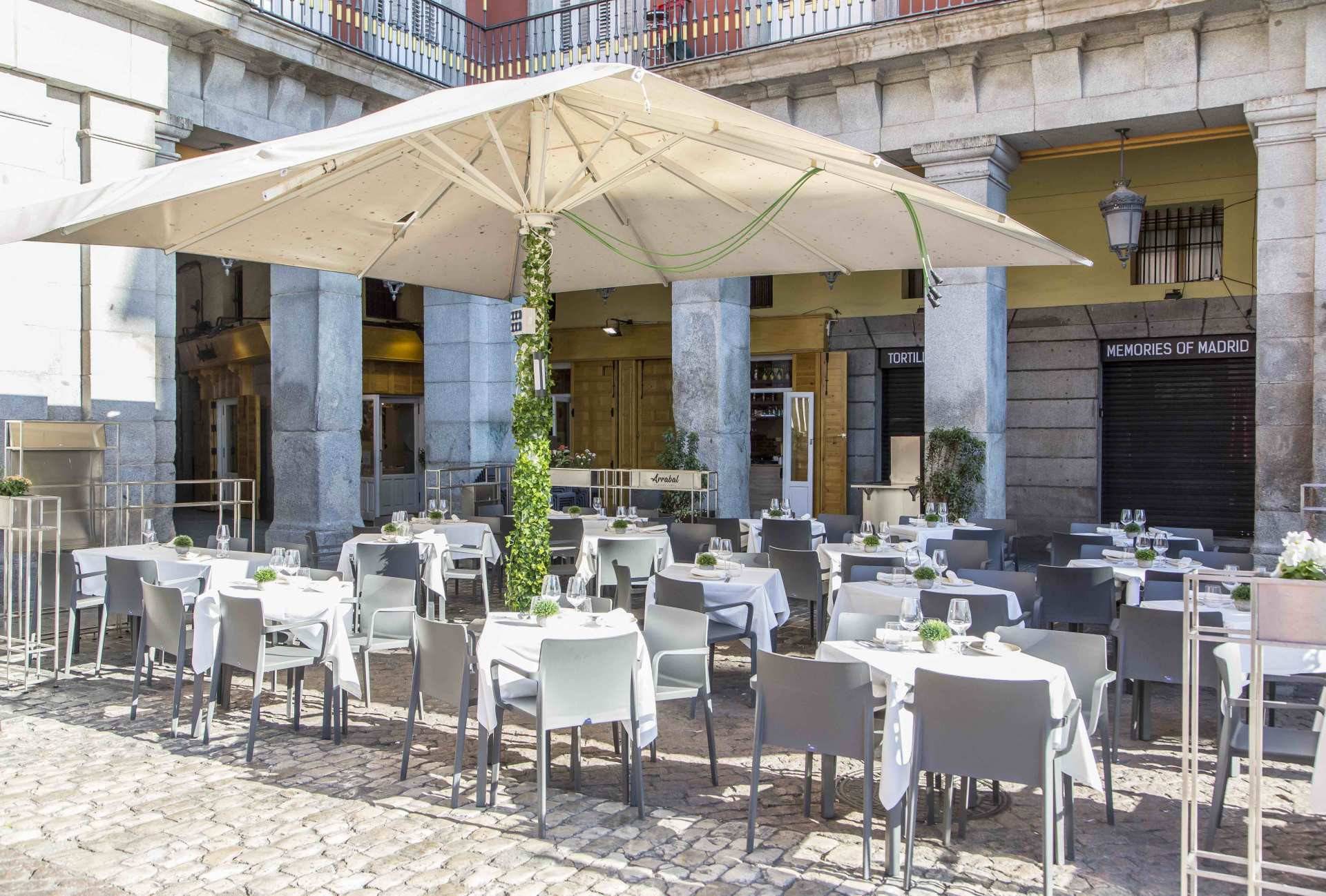 Arrabal te invita a sentarte en su terraza de la plaza Mayor de Madrid