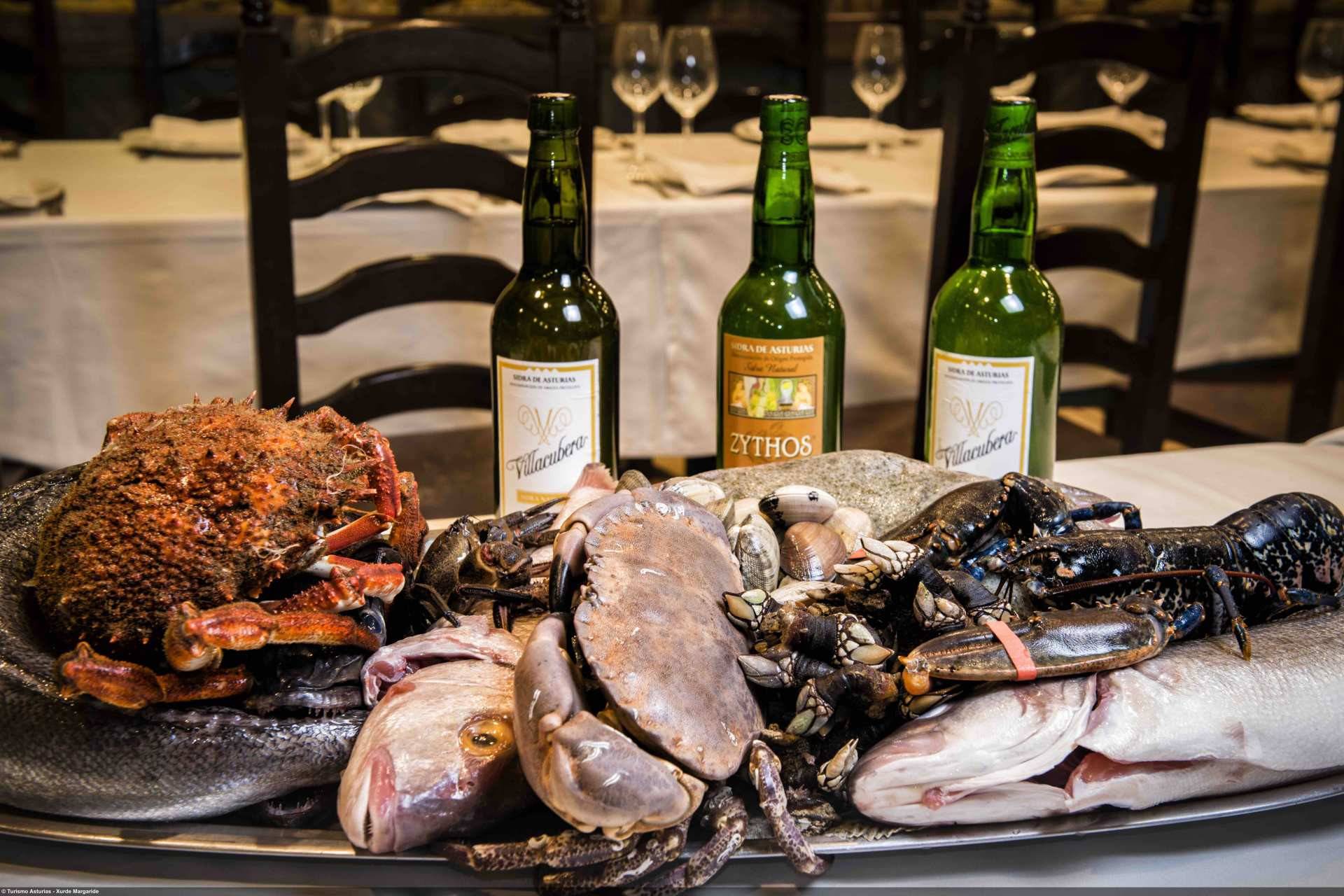 La variedad de pescados y mariscos, de la lonja a la mesa de Sidrería La Noceda, en Oviedo. © Xurde Margaride