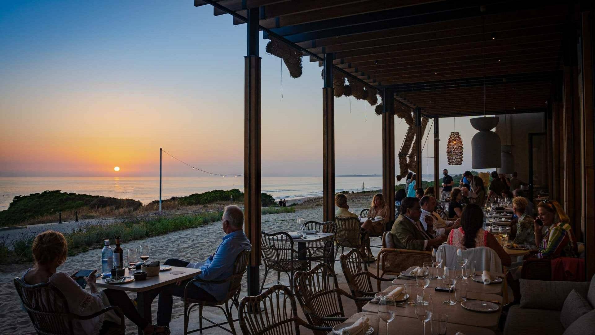 La puesta de sol, un momento mágico desde la terraza del comedor de El Cuartel del Mar.