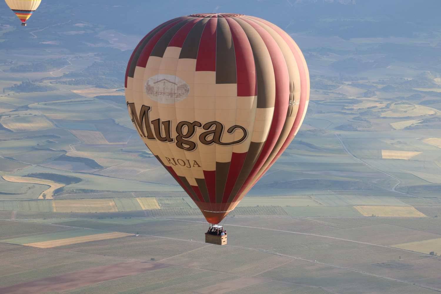 Volar sobre los viñedos y preciosos pueblos de La Rioja será tu experiencia del verano