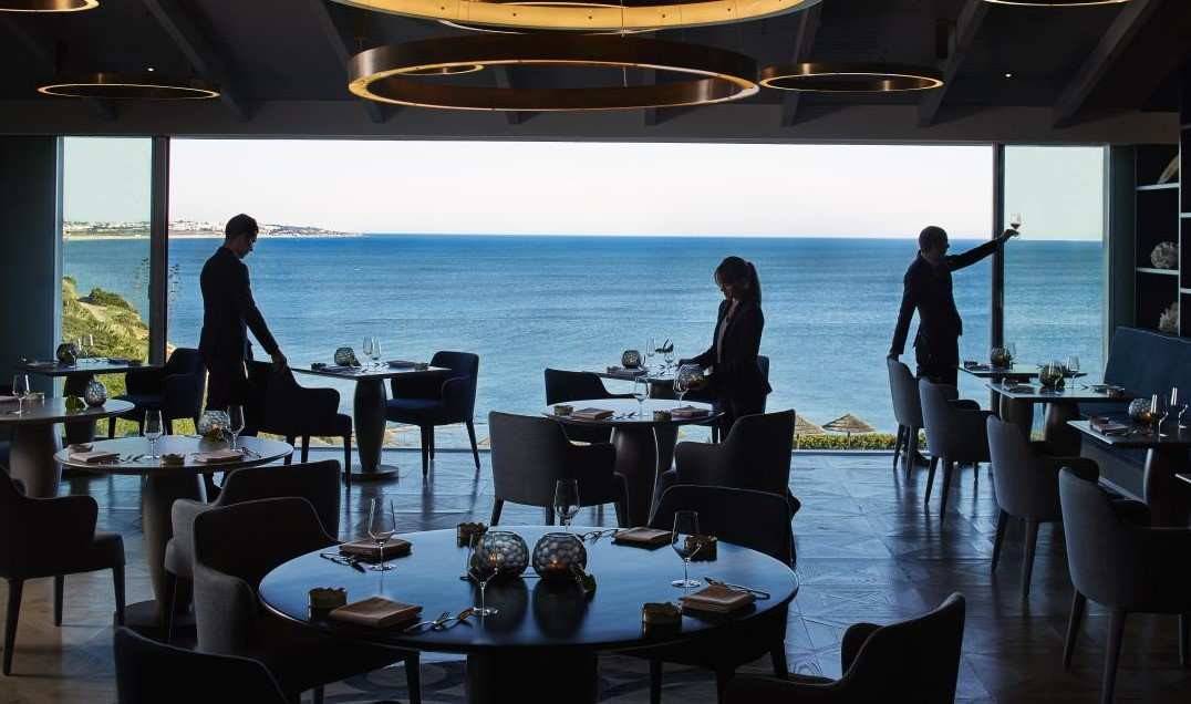 El restaurante cuenta con espectaculares vistas al Pacífico