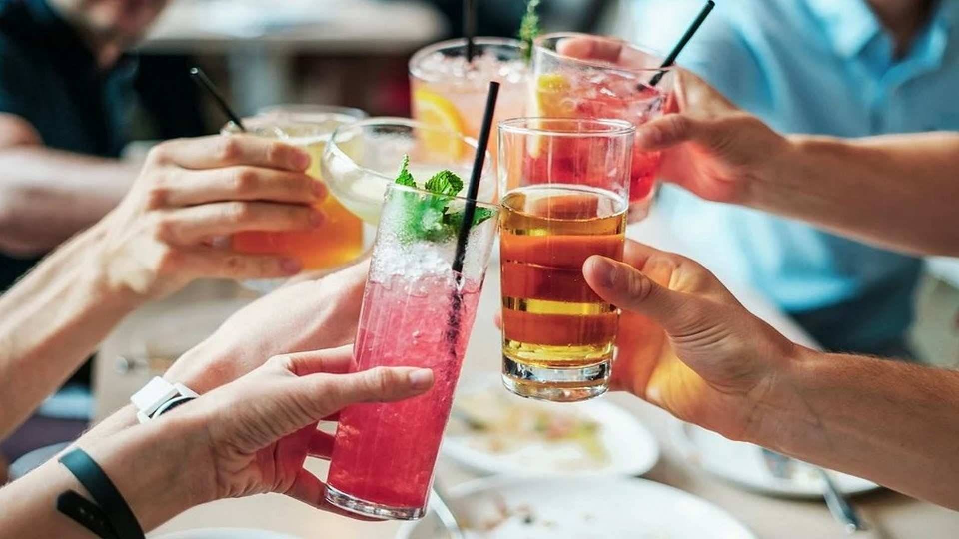 Resacas veraniegas: consejos para evitarlas o al menos que sean menos difíciles de llevar