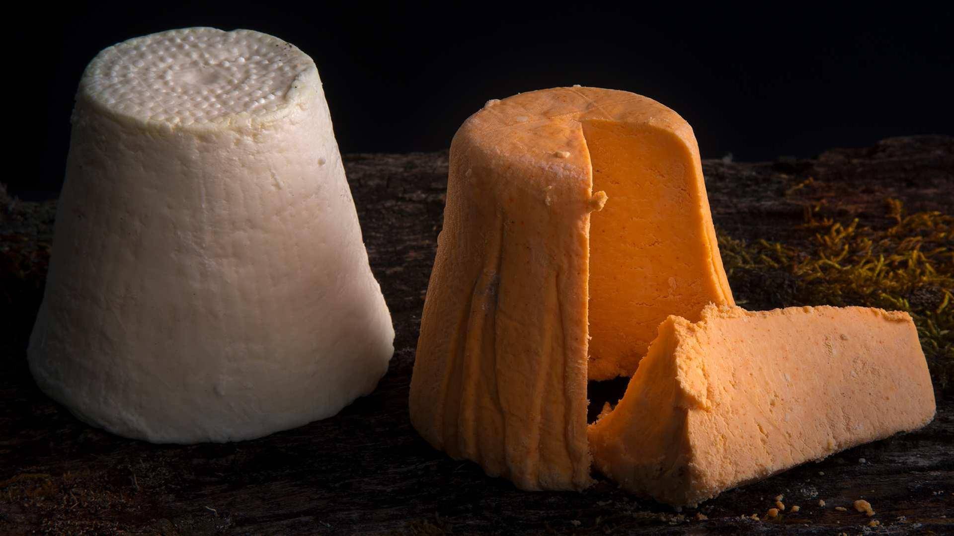 Afuega'l Pitu DOP, un queso muy original con la forma de cono 'troncau', blanco y 'roxu'. Foto: ©Joaquín Fanjul 