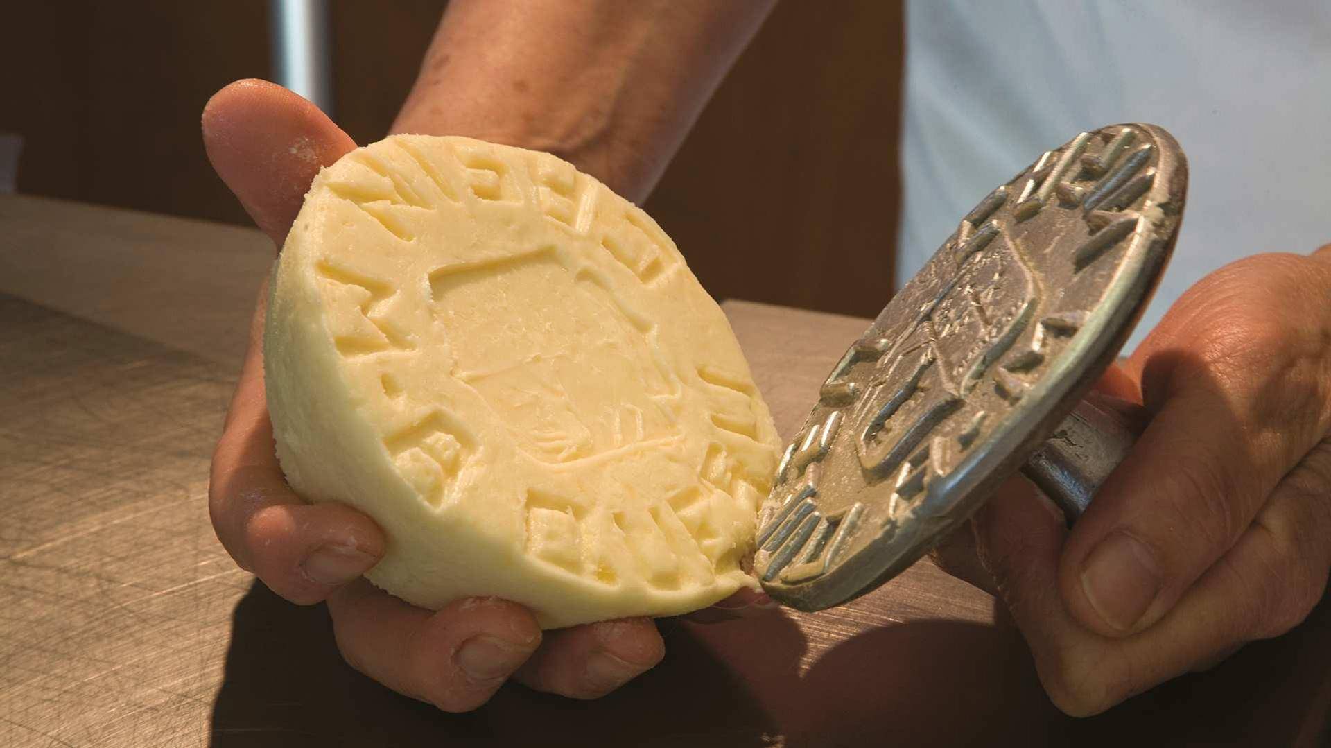 Cada quesería tiene su sello para personalizar los quesos Casín. Foto: ©José Suárez. Turismo de Asturias