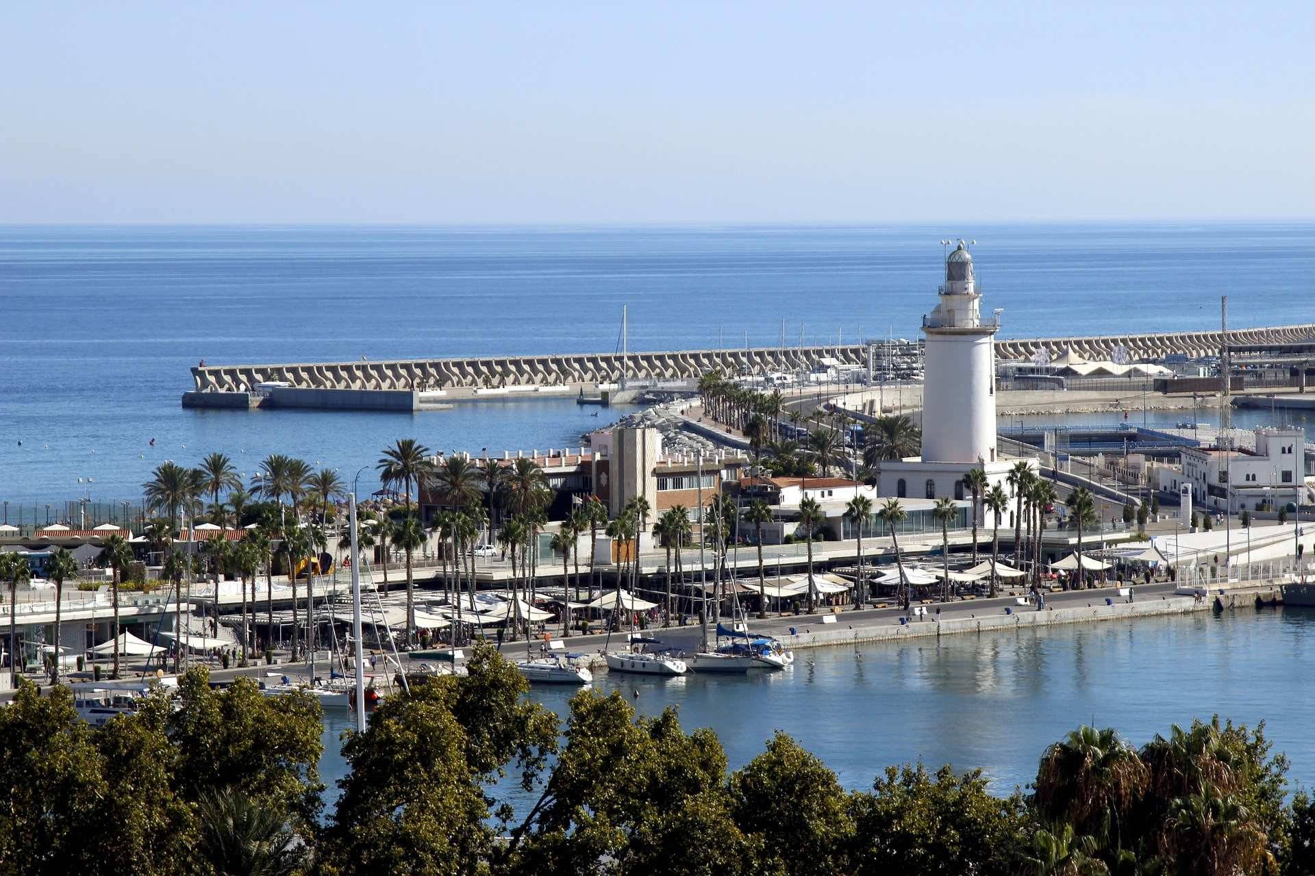 El puerto de Málaga, con la famosa Farola, todo un símbolo de la ciudad. 