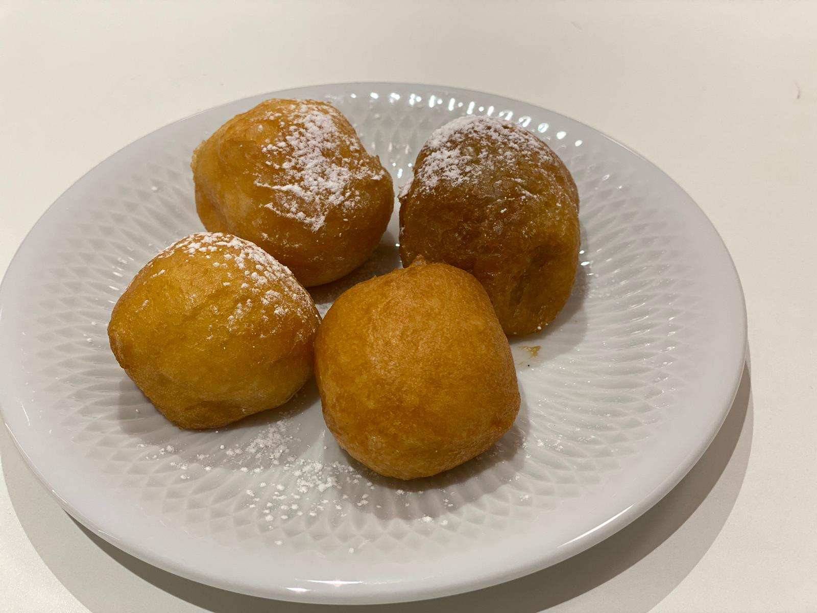 Si tienes antojo de buñuelos, prueba el variado en Moulin Chocolat, con cuatro sabores.