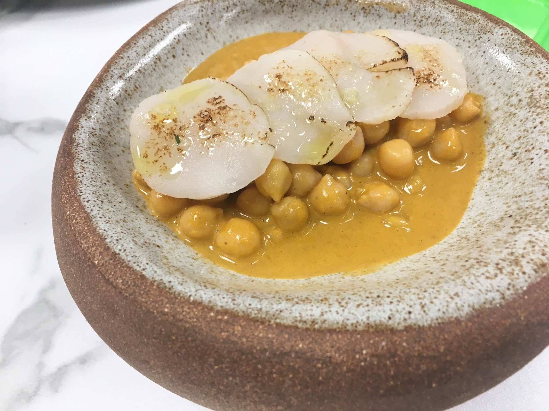 Vieiras con guiso de garbanzos y crema de marisco