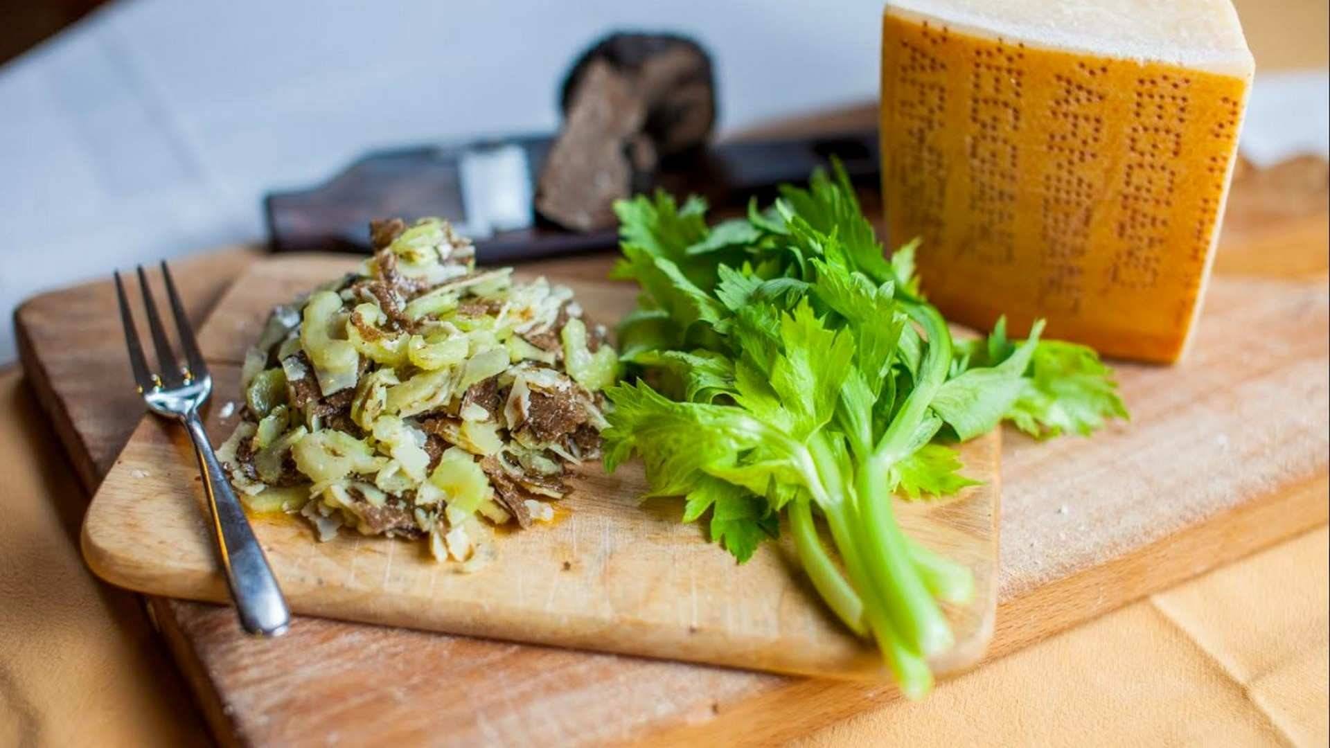 Receta de Ensalada de apio, Parmigiano Reggiano y trufa negra