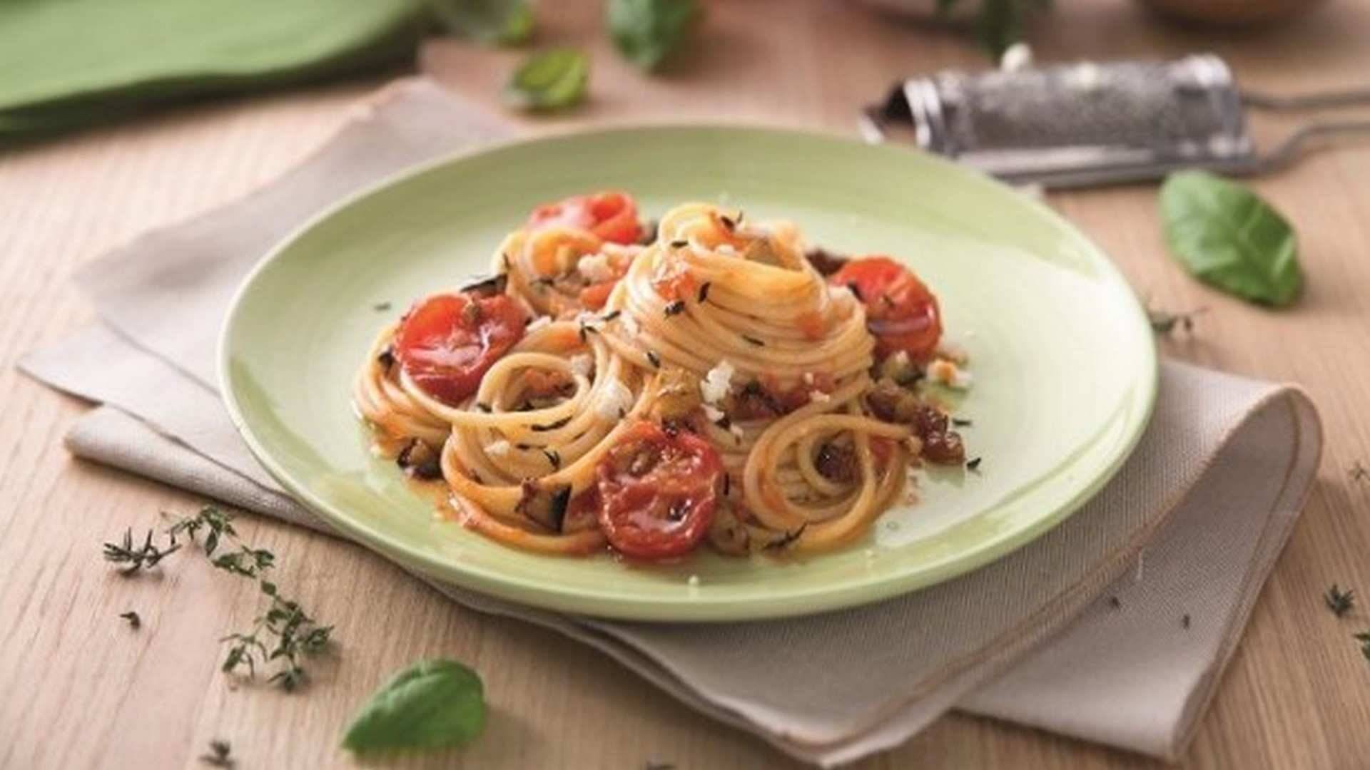 Receta de espaguetis con berenjena, tomillo y queso de cabra