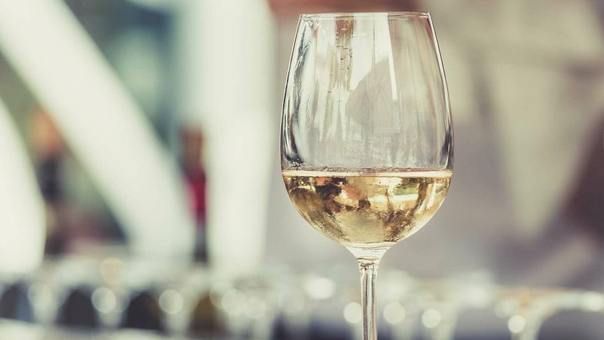 Ni el color del vino blanco es blanco ni la uva con la que se elabora debe ser forzosamente blanca