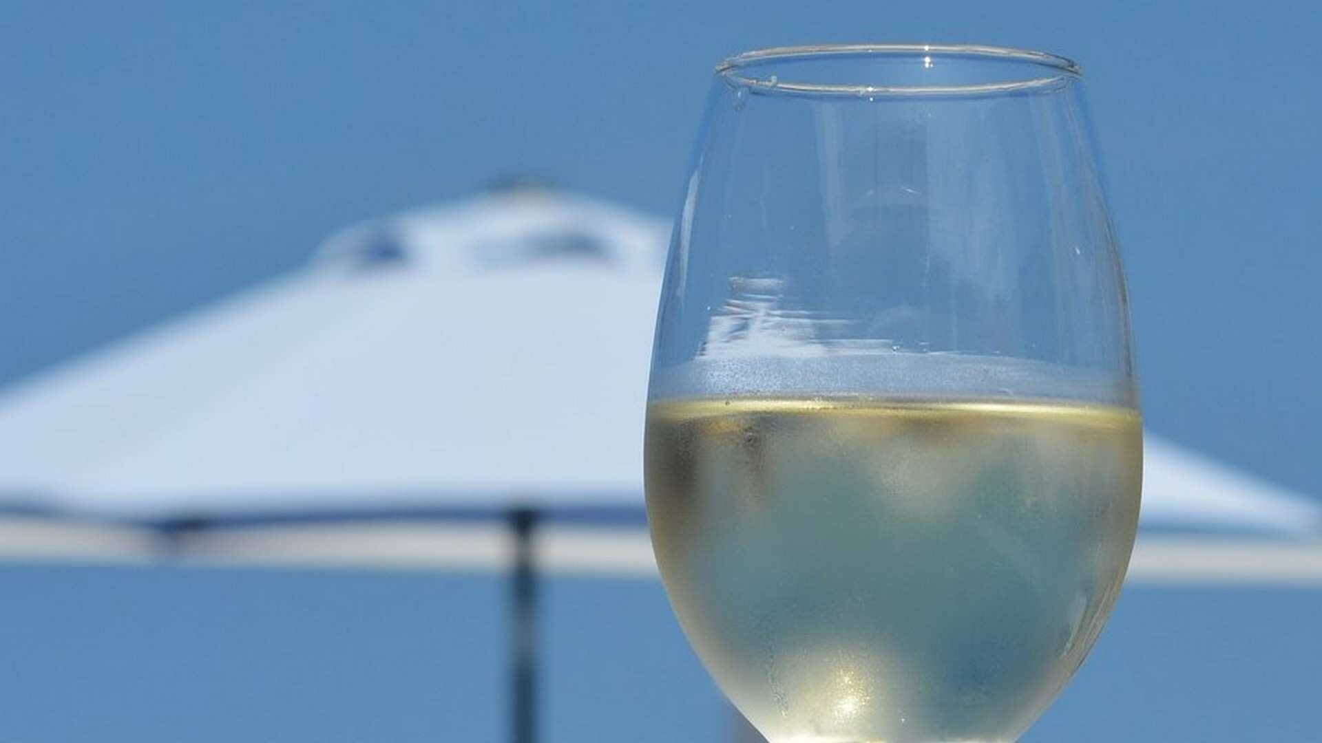 Los vinos blancos contienen menos de los componentes que se creen producen la resaca