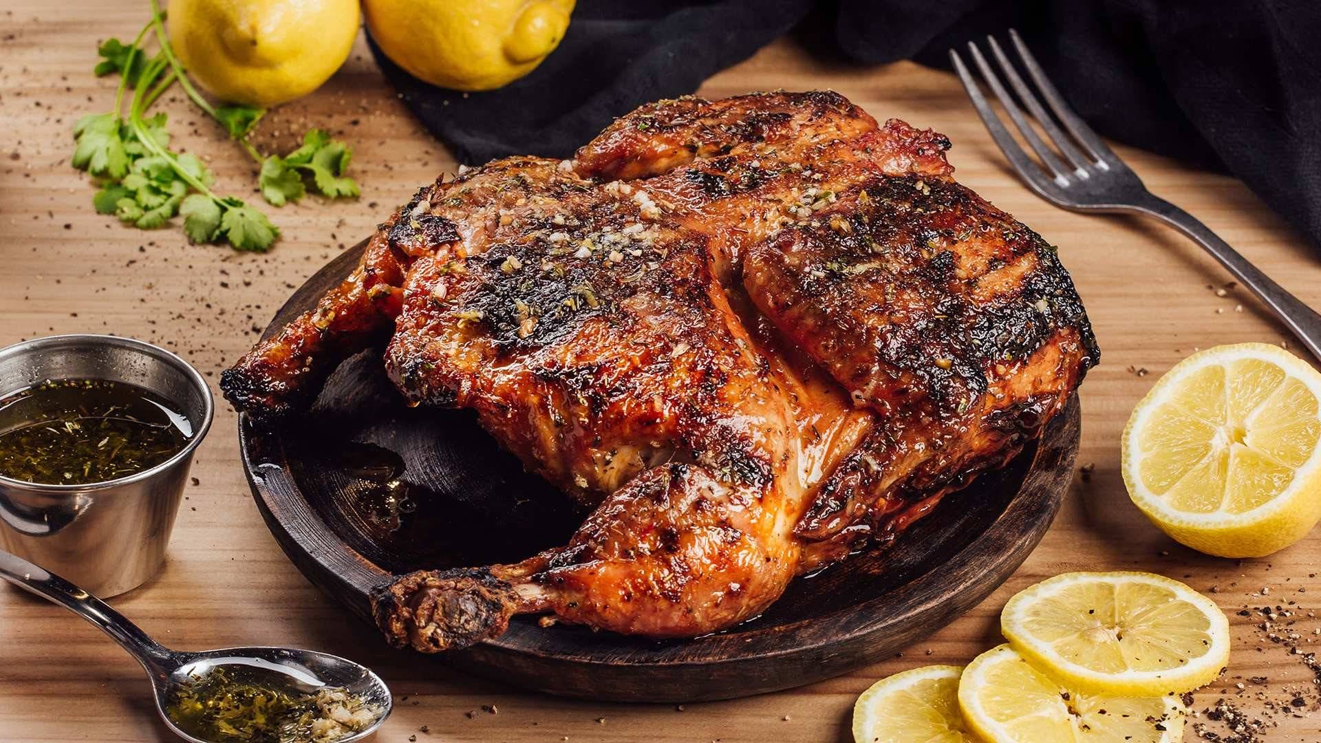 El 'frango' portugués al carbón se asa en Piri Piri, en el centro de Madrid