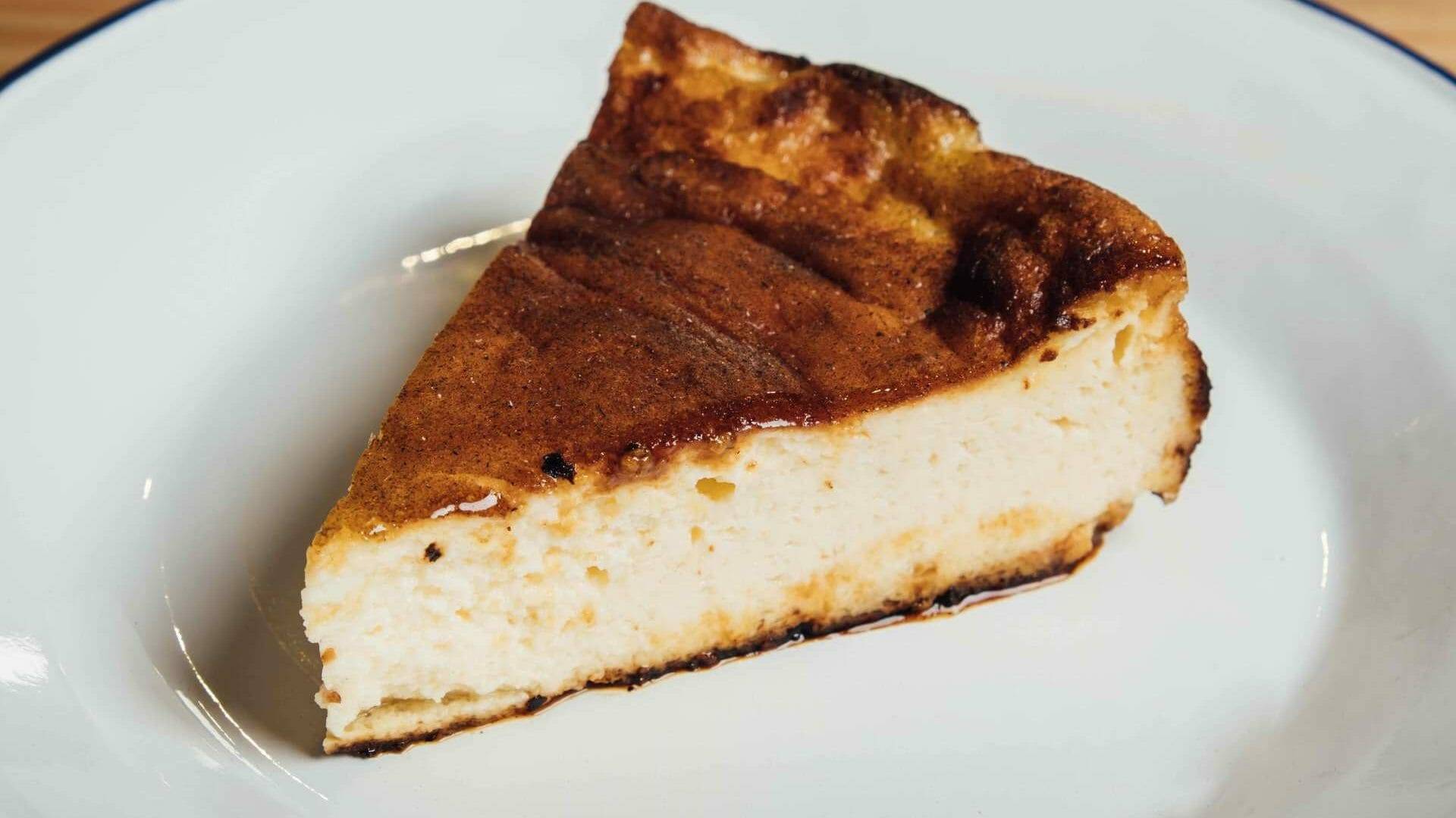 La tarta de queso se hornea a la brasa y es sin gluten.