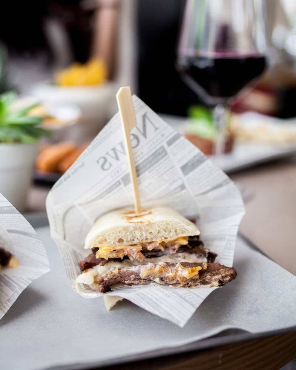 Sandwich de entraña de Apura, la sanguchería de Mario Céspedes en Madrid.