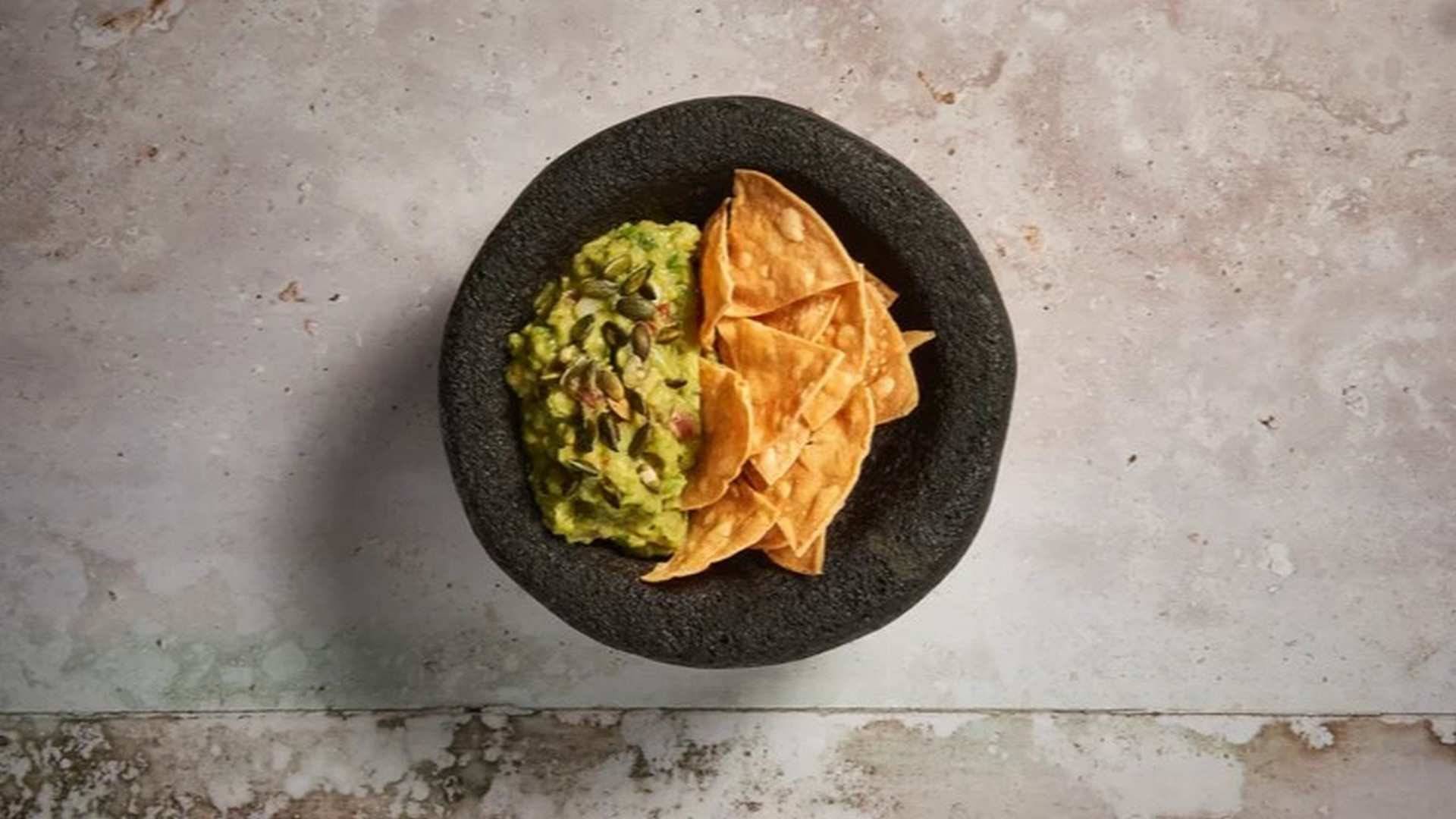 El espectacular Guacamole con Totopos de MX Roberto Ruiz