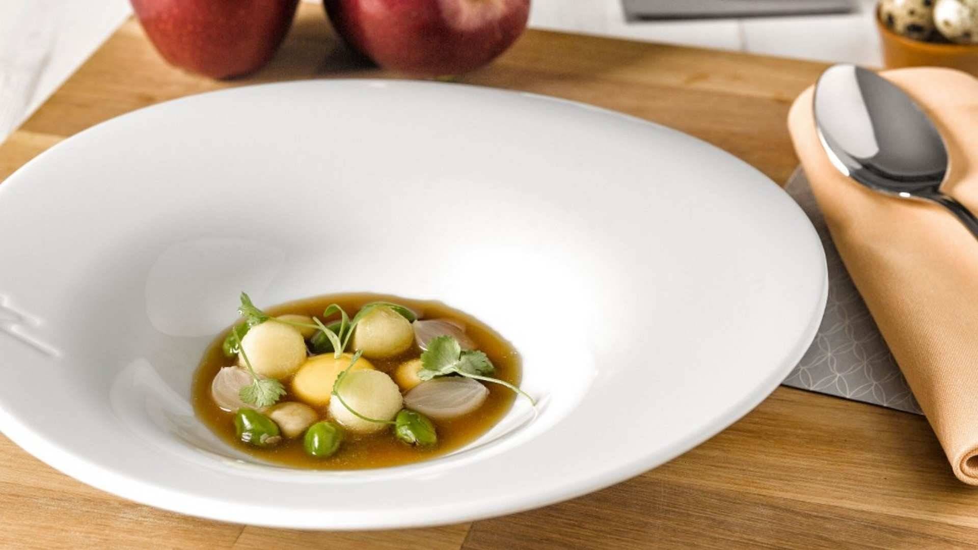 Receta de guiso de manzana y frutos secos con consomé de caza