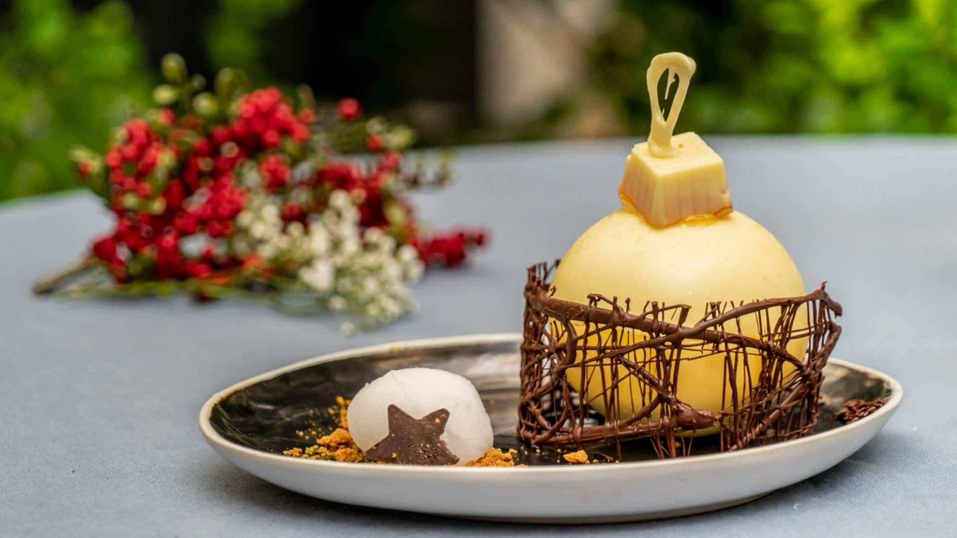 Receta de crujiente de chocolate blanco, mousse de yogurt de melocotón y helado de Moët & Chandon: especial recetas de Navidad
