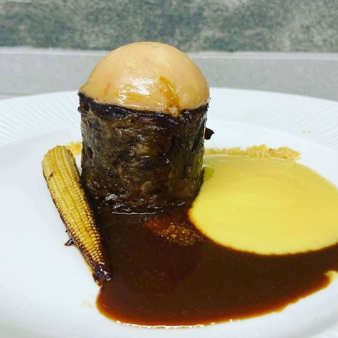 Rabo de toro guisado con maíz y foie de pato.