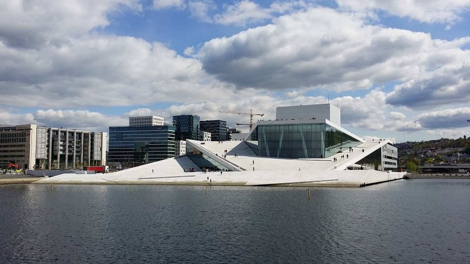 La Ópera de Oslo es uno de los referentes arquitectónicos modernos de la ciudad