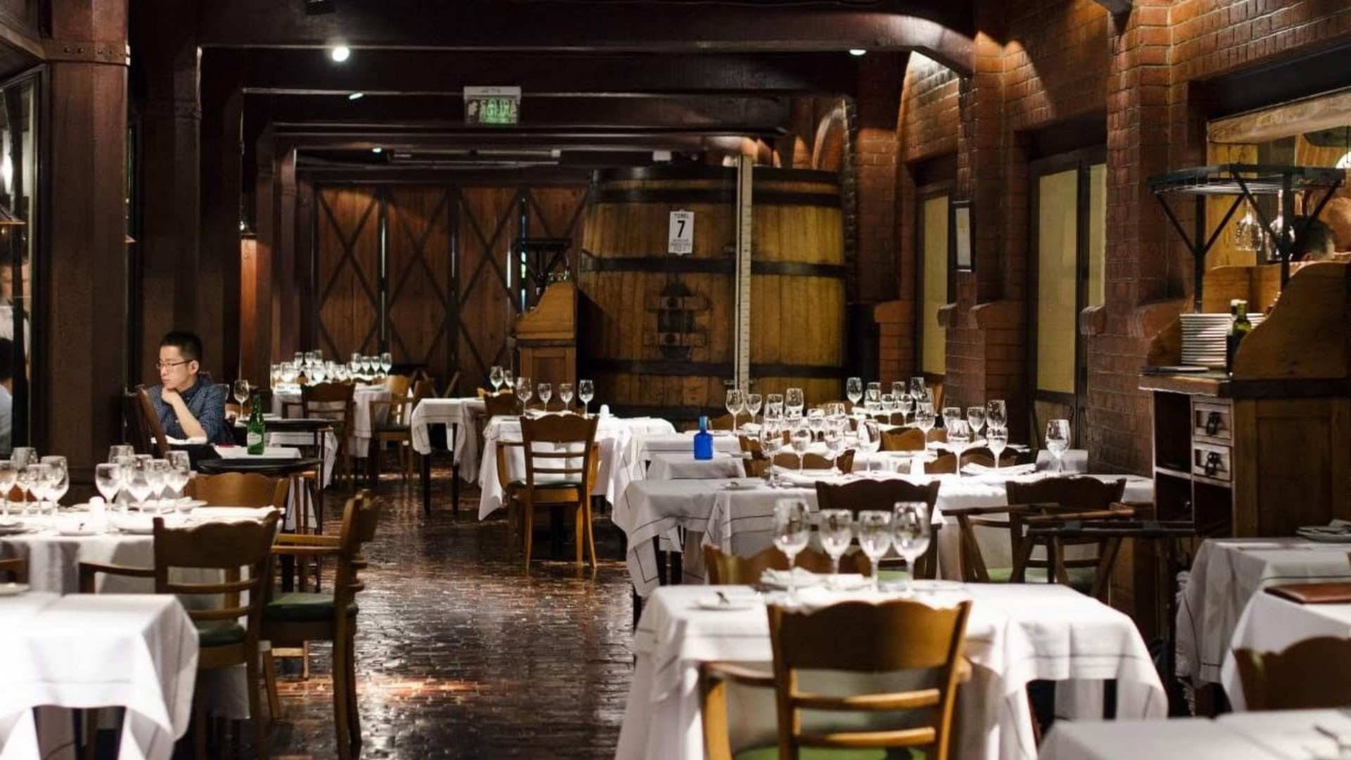 La elegante y acogedora sala del restaurante invita a relajarse y disfrutar de su buena gastronomía