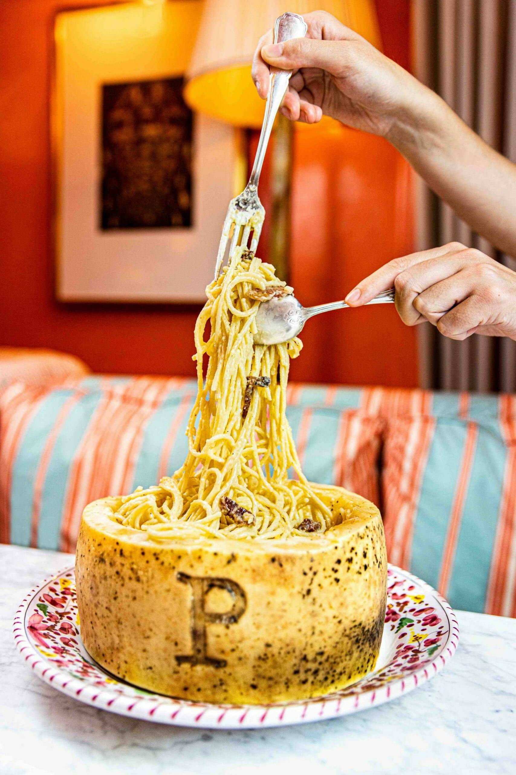 La carbonara en la rueda de queso es el plato que triunfa en instagram. Foto: ©Sophie Chanimbaud