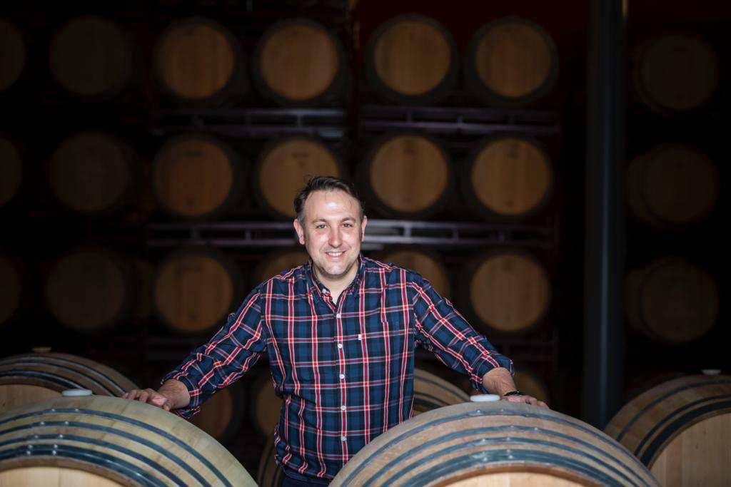 Félix Marina, rodeado de barricas en la bodega Feliz, en Aranda de Duero.