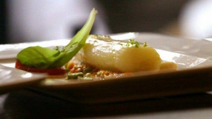 Despensa con conservas vegetales