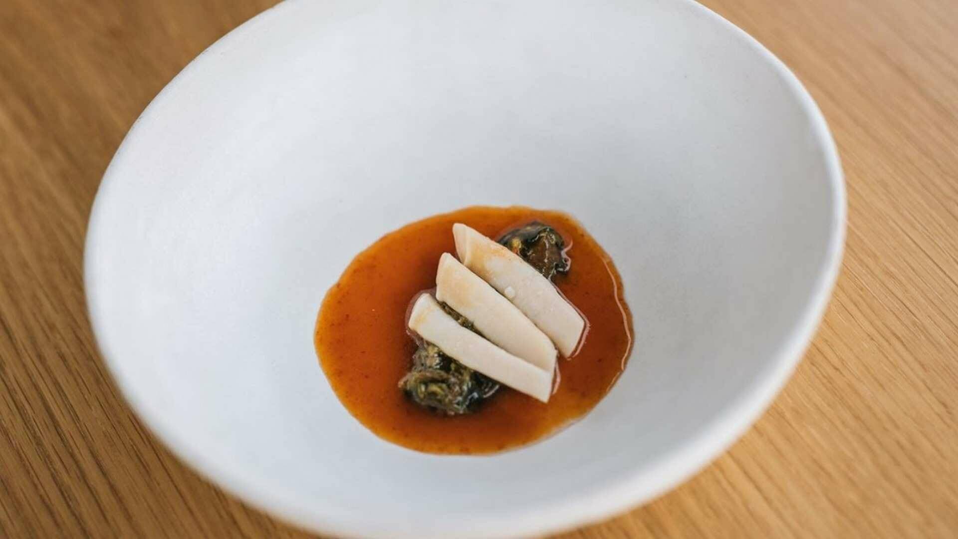Receta de Navajas en salsa picosa y algas, de Pepe Solla