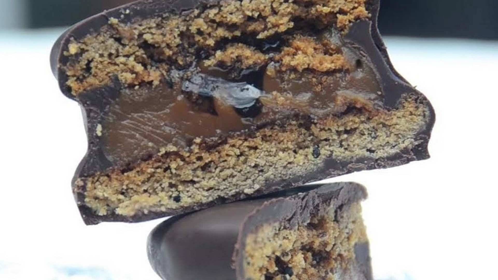 La mayoría de las masas de Alfajor parten básicamente con los mismos ingredientes comunes, manteca, azúcar, huevo, harina