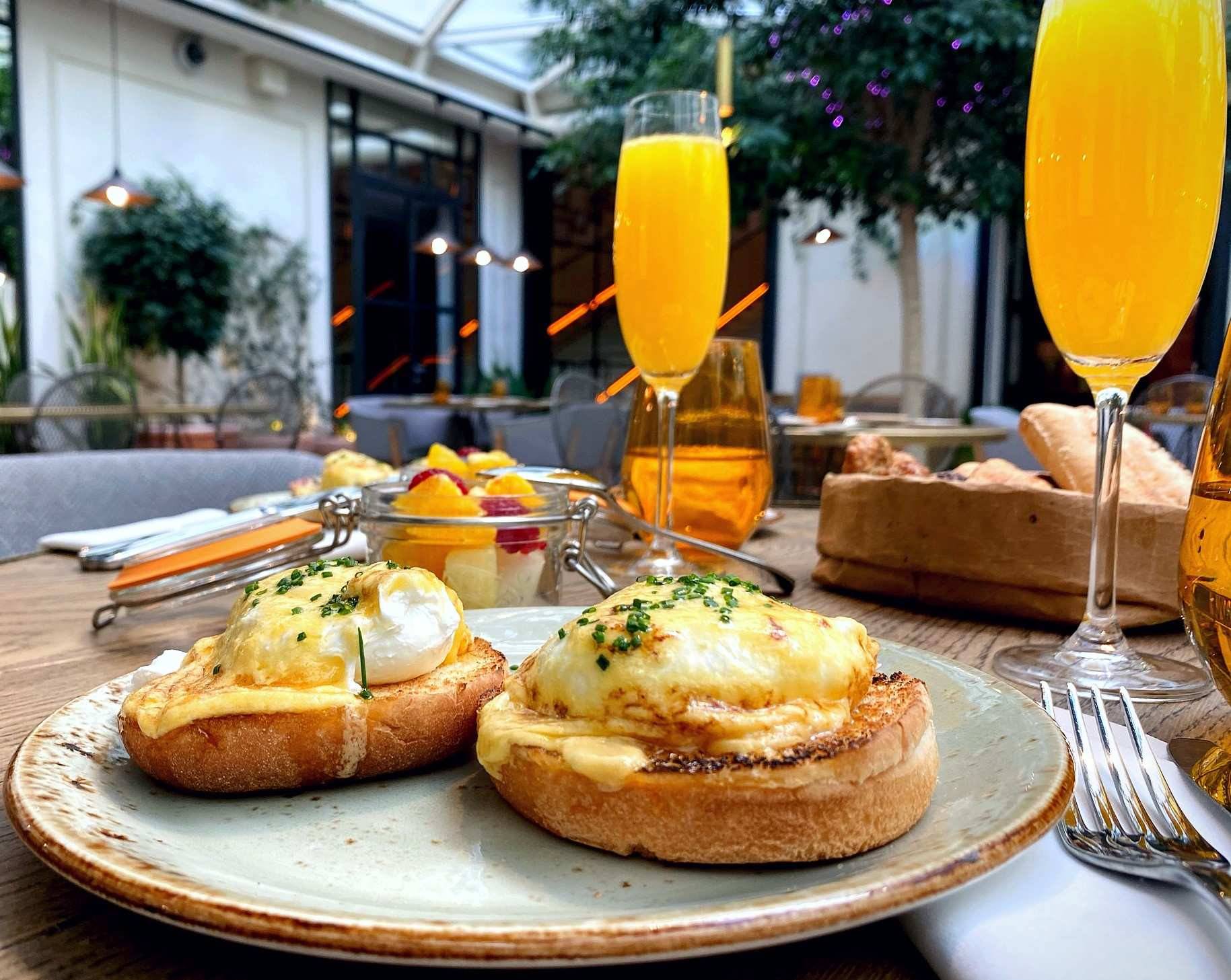 El brunch del hotel Pestana Plaza Mayor incluye los clásicos e irresistibles huevos benedict.