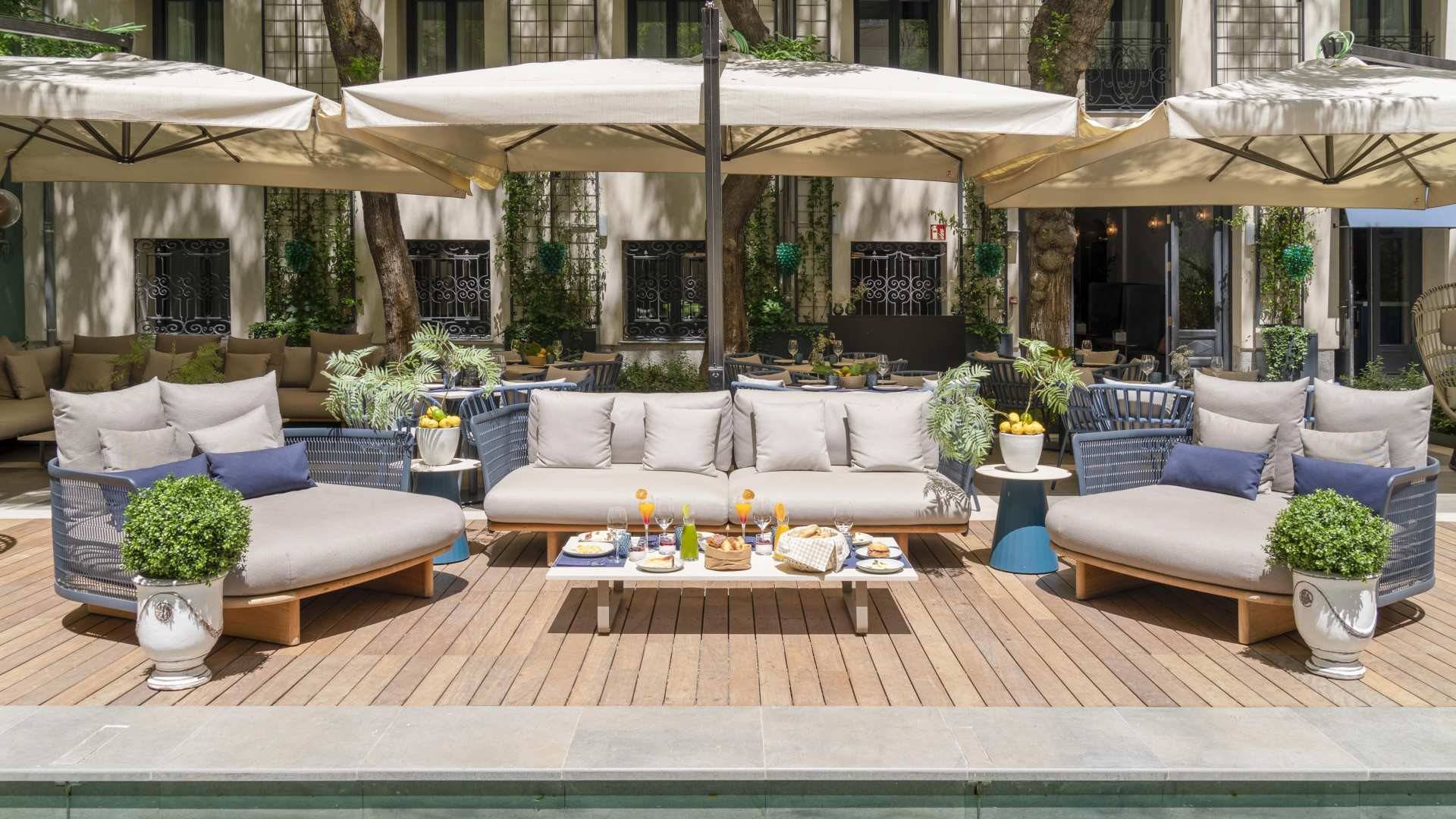 Fabulosa terraza en la zona de piscina del hotel CoolRooms Palacio de Atocha.