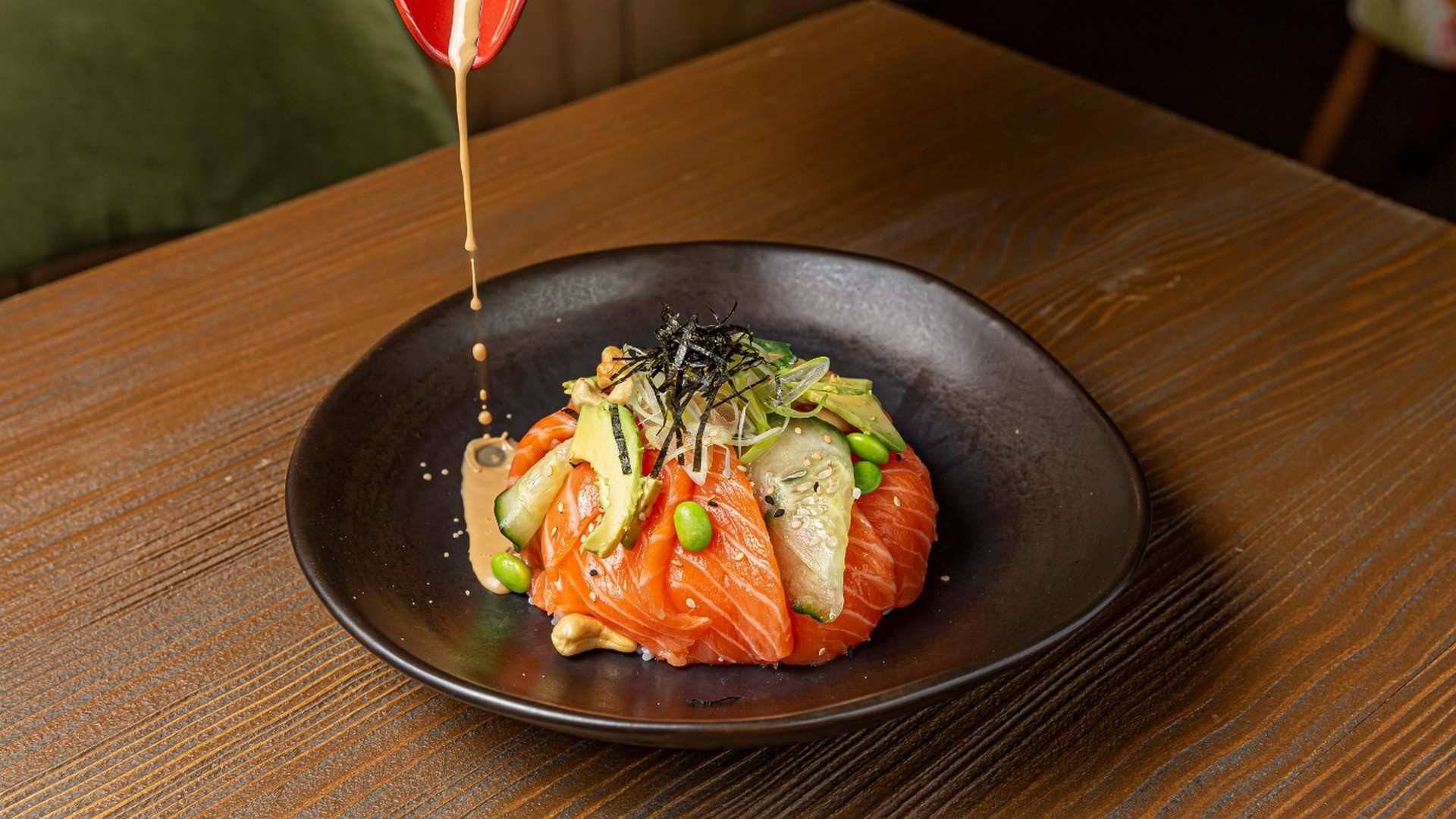 Poke de salmón noruego y aliño de mayo-japo