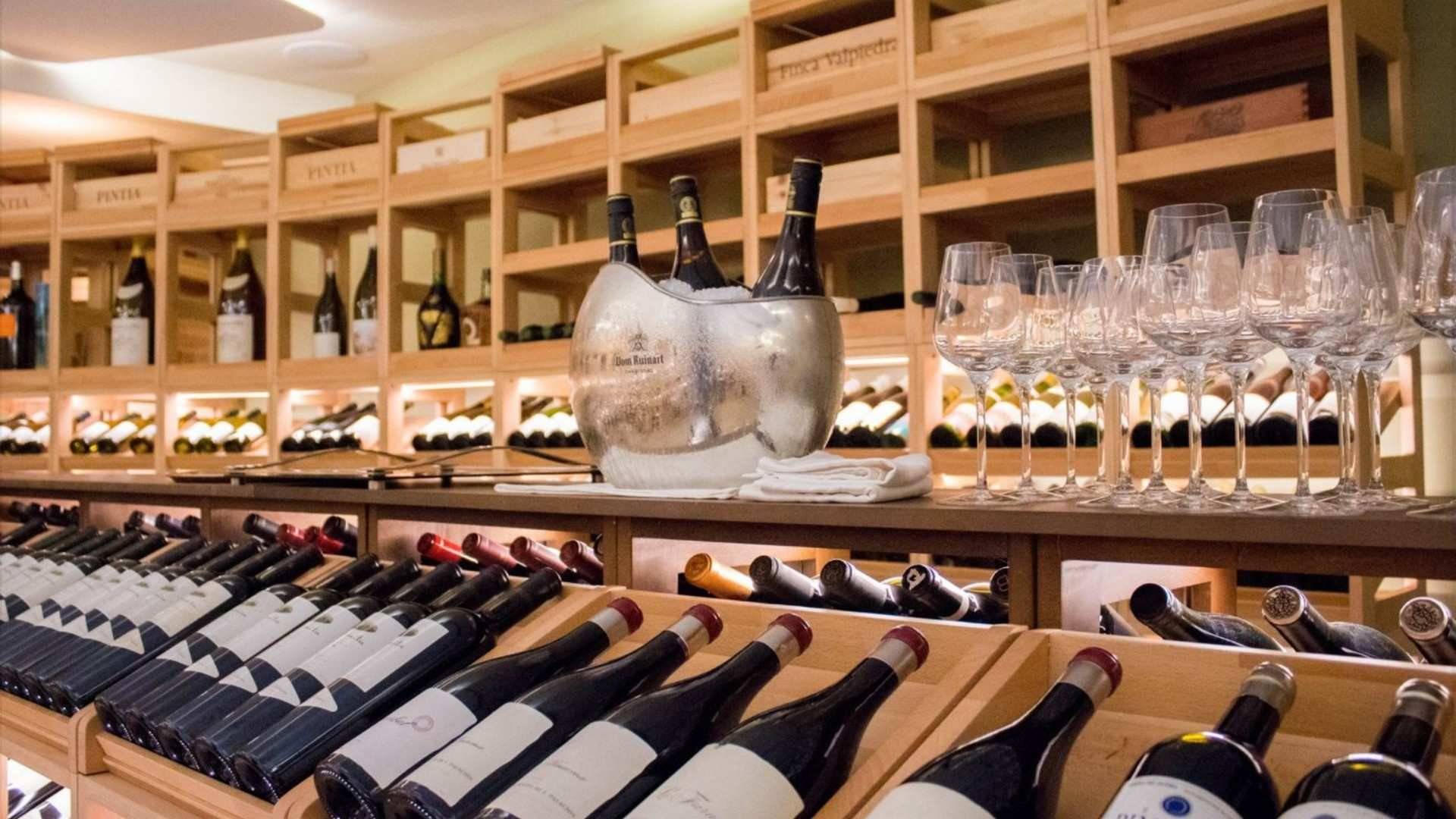 La bodega de Coque cuenta con más de 2000 referencias de vinos en un maravilloso espacio semicircular