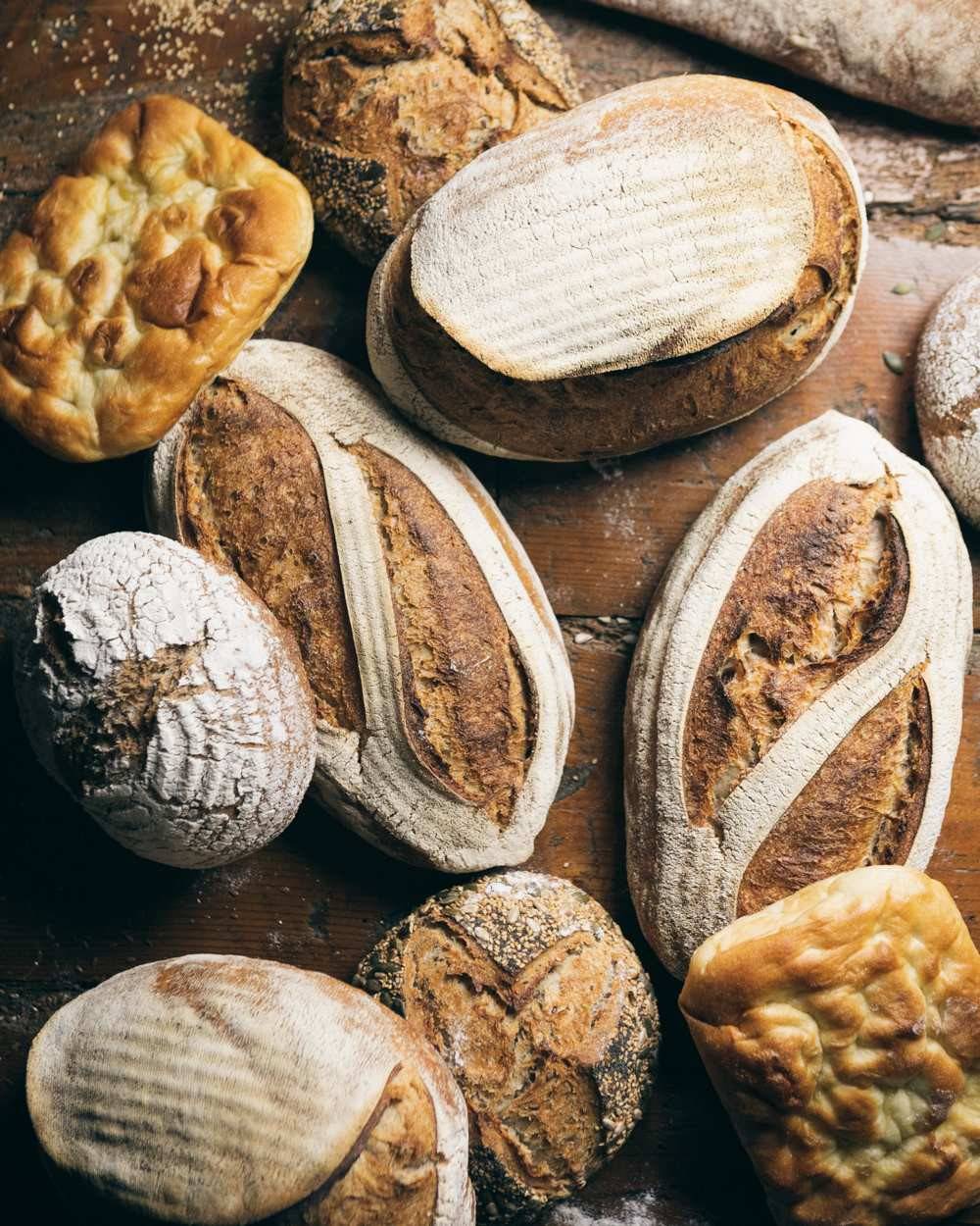 Variedad de panes, elaborados con harinas ecológicas y sin conservantes.